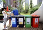 小區(qū)分類垃圾桶不分類，居民街道辦齊心整治有害垃圾