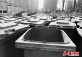 北京小區(qū)物業(yè)垃圾桶堵門，以新?lián)Q舊是好事，掃尾工作也要落實