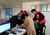 半山社區(qū)為半山家苑每戶家庭發(fā)放分類垃圾桶
