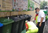 分類垃圾桶蓋上裝吊環(huán) 小改造帶來大方便