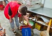 東山社區(qū)開展沿街商鋪分發(fā)可回收物分類垃圾桶活動