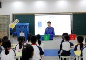 南城城管分局走進(jìn)南城陽(yáng)光四小開(kāi)展垃圾分類宣傳活動(dòng)