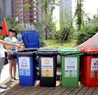 小區(qū)分類垃圾桶不分類，居民街道辦齊心整治有害垃圾
