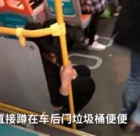 深圳女子坐公交垃圾桶上排泄？網(wǎng)友：事出有因，值得諒解