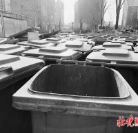 北京小區(qū)物業(yè)垃圾桶堵門，以新?lián)Q舊是好事，掃尾工作也要落實(shí)