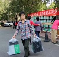 六圈村開展免費發(fā)放分類垃圾桶活動