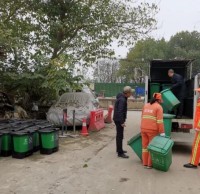 馬池墩社區(qū)更換分類垃圾桶，助力文明城市創(chuàng)建