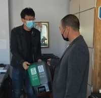 南長山街道發(fā)放分類垃圾桶，引領(lǐng)垃圾分類新風(fēng)尚