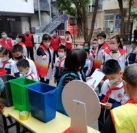 三元坊小學黨支部參加社區(qū)垃圾分類宣傳活動