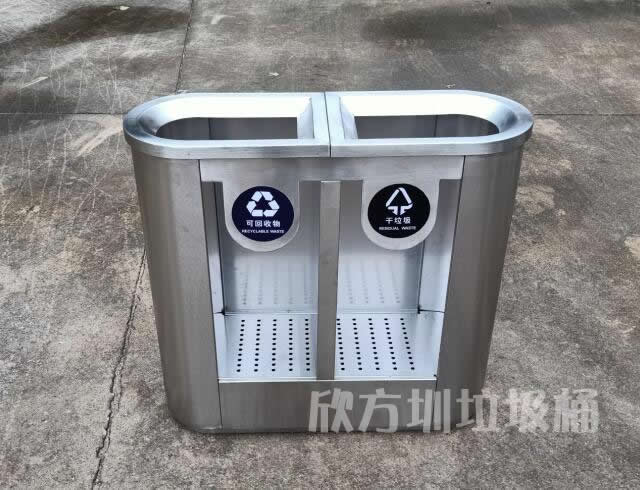 學(xué)校班級(jí)里的分類(lèi)垃圾桶